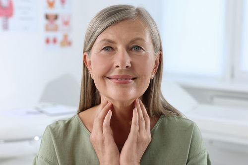 Hypertyreos – när sköldkörteln går på högvarv: En komplett guide